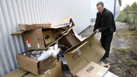 På lördagen fick A-motor tillbaka de varor som stals natten mellan fredag och lördag. Här är ägaren Robert Bjurström med de tomkartonger som tjuvarna lämnade efter sig vid stölden.