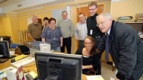 Delar av nya Kriminalvårdsstyrkan  i Arvidsjaur i samspråk  med Kriminalvårdens generaldirektör Lars Nylén (längst till höger). Övriga är från vänster Per-Magnus Larsson (utbildare), Sofia Johansson (hemvändare efter 18 år i förskingringen), Lisbeth Åhman, Mats Åhman, Stefan Bergic (enhetschef normalt placerad i Norrköping), Johan Medelius samt sittande Sara Lundberg.