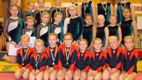 Älvsbyns gymnaster   samlade till gruppbild på Lagcupen i Kiruna. Längst bak silverlaget i nivå 3 samt guldlaget i samma nivå. Mellanraden två lag från nivå 1 och nivå 2. Längst fram guldlaget från nivå 1, samt ett lag till i samma nivå. FOTO: Sara Rumbutis