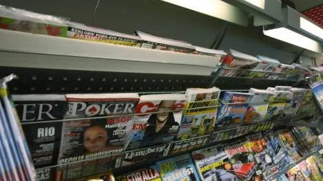Rader av pornografiska herrtidningar. Men dagen PT fotograferar hyllan har någon satt en pappskiva framför publikationerna. - Den där pappskivan brukar inte vara där, säger Niklas Svenlin.