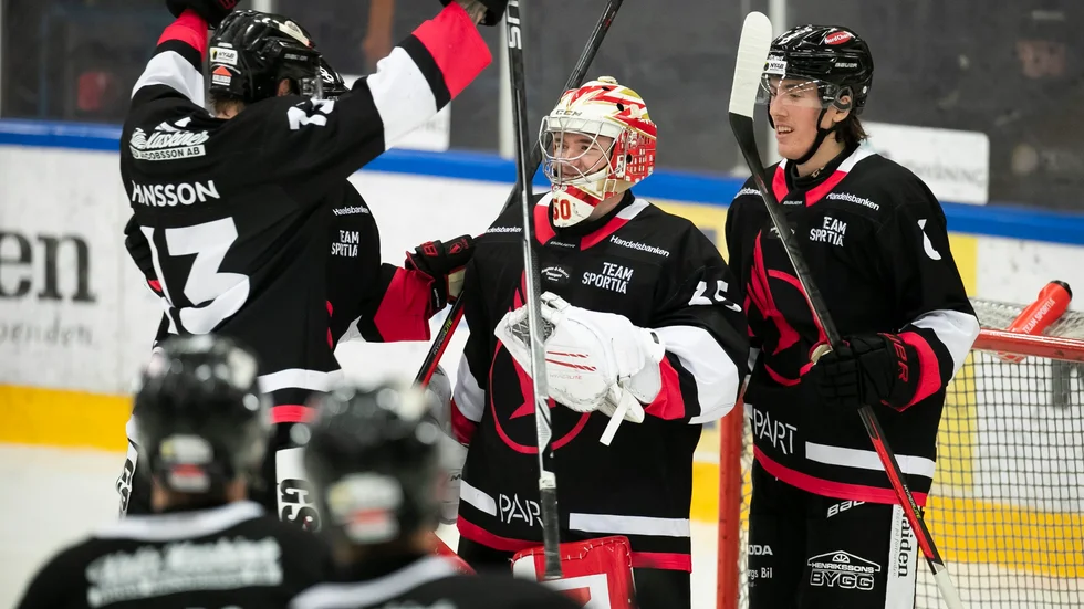 Kalix Hockey bombarderade Vännäsmålet i andra perioden och vann till slut med 6–2.