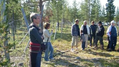 Ingela Bergman, närmast, från Silvermuseet, berättar om en tusen år gammal boplats intill ett rengärde.