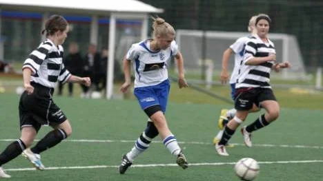 MSSK:s målskytt Sara Winnika försöker ingripa när Elin Asplund rullar boll.