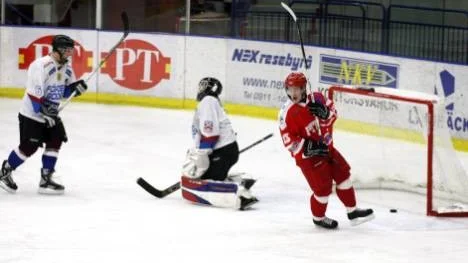 Anders Öhlund har slagit till och segerpucken ligger i Bodens kasse vilket Johan Grönberg kan konstatera.