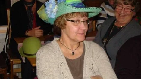 Hur klär jag i den här hatten, undrar Christina Sandlund, Norrfjärden.