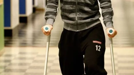 Alexander Rönnqvist får vänja sig vid att gå med kryckor. I fredags bröt han foten och nu väntar sex veckor med gips och sedan rehabträning innan han kan spela fotboll igen