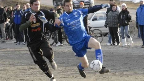 Andreas Forsgren och hans IFK Arvidsjaur var under långa stunder av matchen steget före Omy, här gestaltat av Fredrik Lundqvist. Arvidsjaur vann matchen med 2-0.