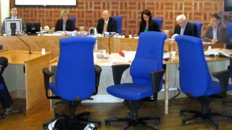 Dessa sex personer ska avgöra SAIK-funktionärens öde. Närmast stolarna där den åtalade och hans försvarare Christina Lehto satt under förhandlingarna.