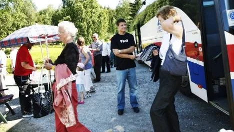 Under guiden David Wellborgs ledning besökte en busslast passagerare från ms Black Watch Tisdagskulturen på Svensbyliden.