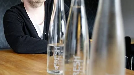 Jon Oskar Arnarsons renade vatten tappas i speciella Fresh flaskor.
