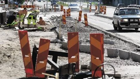 Festivalbesökarna på årets Piteå dansar och ler kan få stå ut med lite grus under skorna. Gatuarbetet på Sundsgatan hinner inte bli klart innan onsdag nästa vecka.