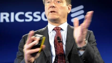 Ericssons Vd Carl Henric Svanberg tjänade närmare 26 miljoner kronor förra året. Samtidigt som Ericsson avskedar personal och dess ledning vill att löntagarna ska vara återhållsamma när företaget befinner sig i kris. Ingen rim eller reson.