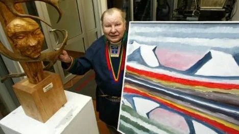 Den samiske konstnären Lars Pirak, Jokkmokk har avlidit 76 år gammal. Bilden togs i samband med hans utställning i Piteå-Tidningens konstfoajé 2004.
