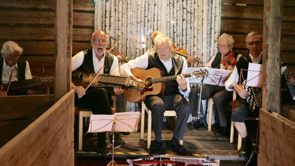 Spelemän. Piteå spelmanslag underhöll i logen vid Ottergården. I mitten ses Staffan Bergström och Rune Nyman.