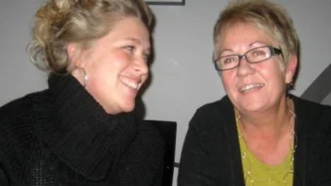 Caroline Törnberg, sångpedagog, och Ewa Grönberg en av körsångerskorna.
