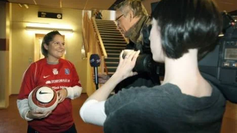 "Jag är inte van att känna mig som en kändis" sa Laura Kane om uppmärksamheten från media på flygplatsen.
