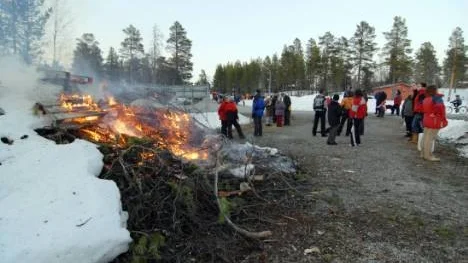 Visst brann Laisvalls majbrasa. Men mer var det inte. Snön och vätan gjorde allt för att sabotera elden.
