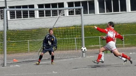 Här är en av Niklas Westlings många missade målchanser som duktige Thomas Lundberg i Hemmingsmarksmålet satte stopp för.
