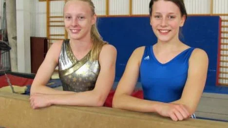 Som enda deltagare från norra Sverige gjorde Älvsbygymnasterna Linnea Åberg (till vänster) och Jenny Knuts en lovande debut i Juniorcupen i artistisk gymnastik.