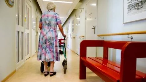 "Det mest upprörande är att en boende kan få möta sex olika vårdgivare på en vecka och det är inte bra om man är dement", säger en från personalen som har lång erfarenhet inom äldrevården och nattarbete.