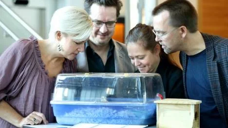Hela ensemblen med sångarna Monica Danielson, Lisa Gustafsson och två inburade råttor, tillsammans med dirigenten Petter Sundkvist och regissören Ola Beskow.