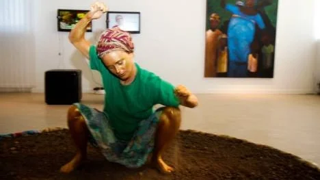 På en tillfälligt arrangerad jordplätt i Galleri K gav performancekonstnären Yessiqa Lövbrand en liveföreställning om kongolesiska kvinnors kamp mot våld och för rätten att få arbeta fritt ute på fälten.