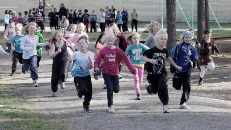 Ett hundratal elever från förskoleklass till årskurs 3 sprang Skoljoggen på Bergsviksskolan.