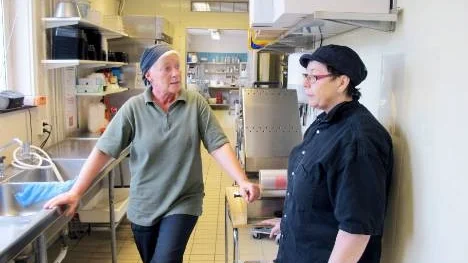 Monica Öhlund (till vänster) och Christine Lundberg bekräftar. Personalen i det kommunala köket dras med problem i ögonen och en del har andningsproblem.