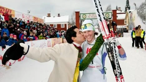 Inför Tjejvasan var Susanne Nyström, Laisvalls SK, osäker på formen. Men ni ser ju hur det slutade - segerkrans och en grattispuss av kransmannen Andre Gatu. Det här var Nyströms sjätte seger de sju senaste åren.