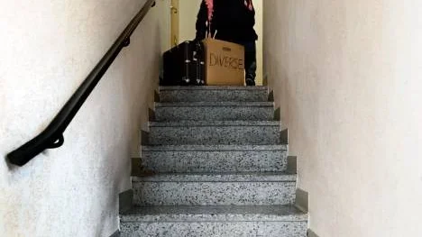 Regeringen har en nollvision då det gäller vräkning av barnfamiljer. Ändå förekommer det och inom kort tvingas en mamma och en styvpappa flytta från länet medan familjens tonåring fått skriva sig hos sin pojkvän för att kunna bo kvar i Piteå.