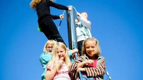 Klasskompisarna Wilma Öberg, Frida Engman och Daniella Sundkvist började trean i måndags. "Nya skolan är större med fler leksaker", säger Daniella Sundkvist.