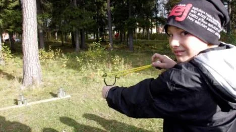 Elias Lundberg siktade koncentrerat på att skjuta ner burkar med slangbella.