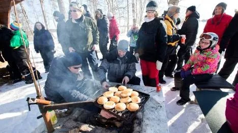 När det blev kallt och magen började kurra, fanns det nygrillade hamburgare som gick åt som smör i solsken.
