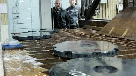 Tomas Persson (till vänster) och Ulf Isaksson har utvecklat Härdteknik till ett lönsamt företag som specialiserat sig på att värma och härda stål, som de kedjehjul som syns på bilden.