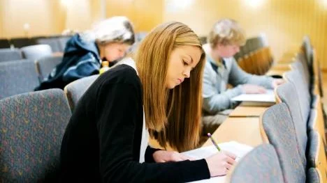 Koncentration. Två timmar fick eleverna på sig att översätta en sida på engelska till svenska. Förhoppningsvis gör de det så bra att de vinner tävlingen som pågick runt om i Europa på tisdagen.