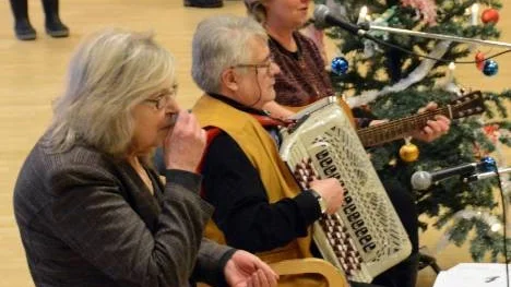 "Så här gör gubbarna var dom går..." Birgitta Andersson visade hur gubbar snusar medan Hilding Andersson och Madelene Aheinen Westerlund spelade och sjöng.