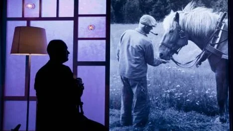 I föreställningen om Västerbotten projiceras Sune Jonssons fotografier i stort format och bildar en helhet med orden och musiken.
