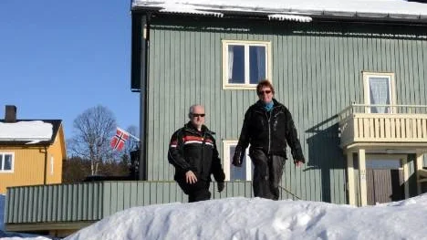 Johnny Knutstad från Bodö och Inger Johanne Slettmyr från Fauske är grannar i den här gamla gruvarbetarbostaden. Huset är nymålat och har försetts med en stor altan. Vi har hittat paradiset, säger Johnny.