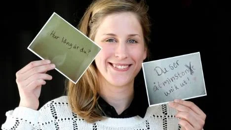 Emma Asplund med ett par av de fotograferade klottren.