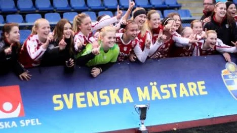 Svenska mästare är vi allihopa! Piteå IF har landets bästa flickor 16 i fotboll. Först 5-0 i lördagens semifinal mot Norrköping, och i går blev det 3-2 i finalen mot Gamla Upsala.