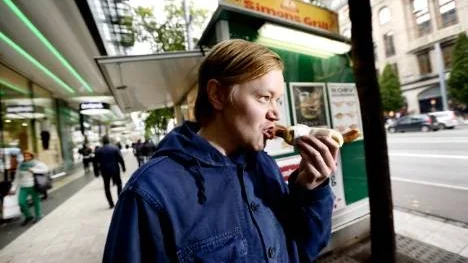 En kokt korv med bröd utanför Simons Grill på Hamngatan i Stockholm rankas som god förskaffning även för en kökschef från lyxkrogen Oaxen, konstaterar 27-årige Johan Eriksson, uppvuxen i Blåsmark.