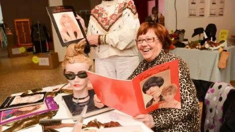 Trend och flärd. Anna-Lisa Lundgren och Margareta Nevander var två av utställarna när lokala Hushållningssällskapet och Studieförbundet Vuxenskolan arrangerade temadag i Arvidsjaur för att fira den internationella kvinnodagen.