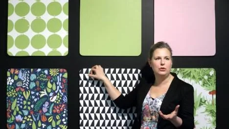 Hon brinner för mönster, både på kläder och väggar. Borås tapeters designchef Hanna Wendelbo, pratade tapeter på Colorama  i Piteå i veckan.