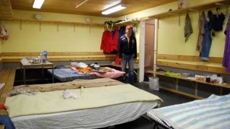 "Det är allt möjligt folk som kommer till Sverige från Ukraina för att plocka bär. Jag har studerat medicin i Kanada, och en annan som är här är advokat" berättar Sergei Dorozhinsky. Att det skulle bli så här hade de dock inte räknat med.