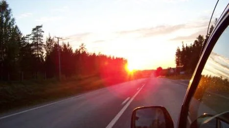 Bilden är tagen 8 juli, när vi åkte hem till Piteå från att varit i Östersund. Solen "bländade" oss verkligen.