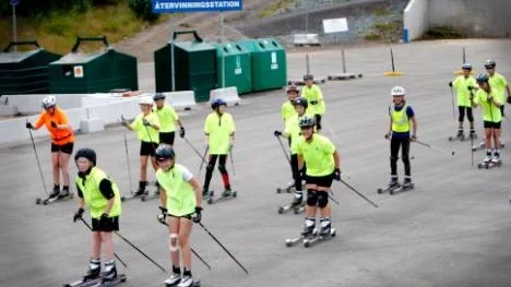 Här syns en del av de 43 barn och ungdomar som deltar i sommarskidskolan. Gänget bor på Älvsby folkhögskola. I orange syns tränaren Josefine Spett.