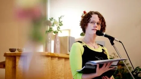 Frida Söderberg vill upplysa samhället om psykisk ohälsa för att minska fördomar. "Att man har gjort en farlig sak betyder inte att man är en farlig människa", säger hon. På tisdagskvällen föreläste hon om ämnet på Kyrkcenter.