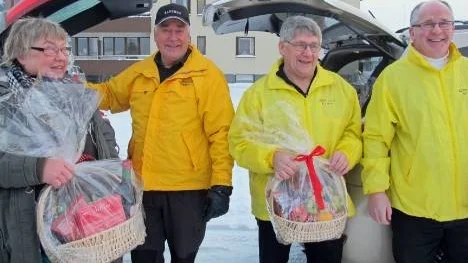 För utdelningen av Älvsby Lions julkorgar svarade bland andra från vänster Margareta Nilsson, Kjell Nilsson, Sture Söderberg och klubbens nuvarande president Alf Granlund.