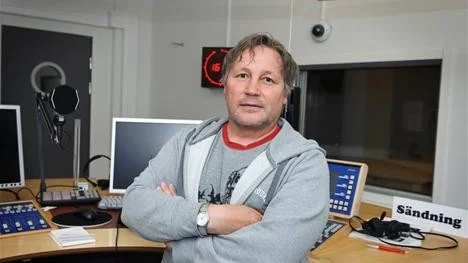 INGET VAL. Sameradions kanalchef Ole-Isak Mienna säger att man inte hade något val annat än att sända på svenska eftersom det varit omöjligt att rekrytera samisktalande semestervikarier.