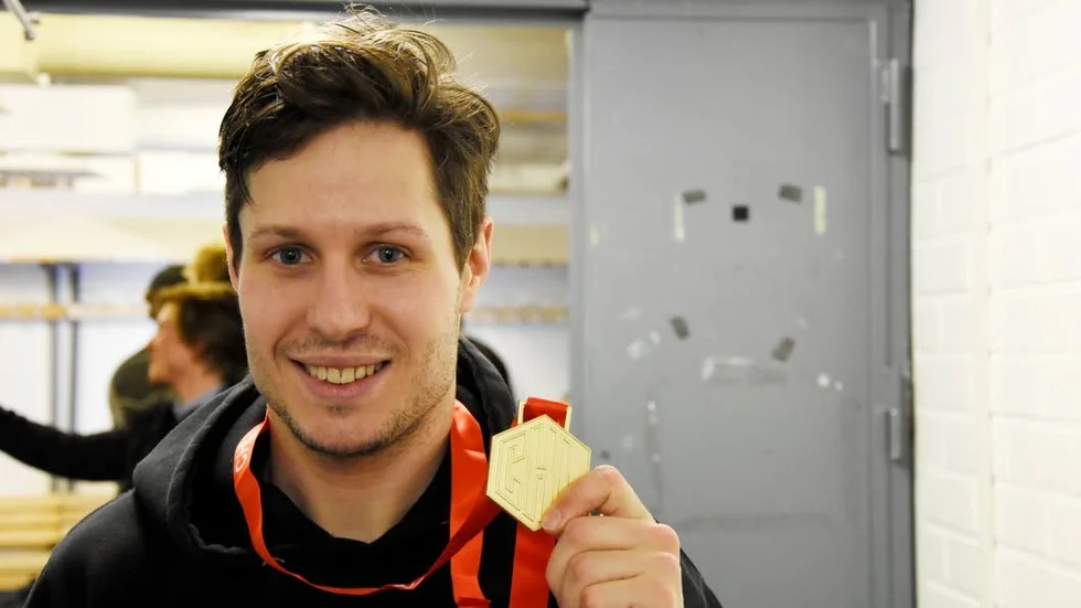 Elias Fälth med guldmedaljen efter matchen.